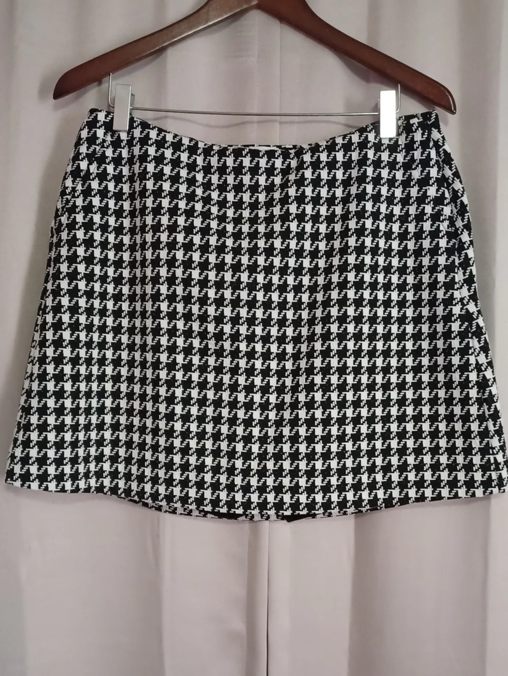 CAbi Passport Houndstooth Black White Mini Skirt Shorts Pockets Stretch Classic